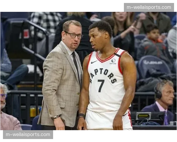 特写：河南队主帅在场边频繁手势，指挥球队三条线前移实施压迫